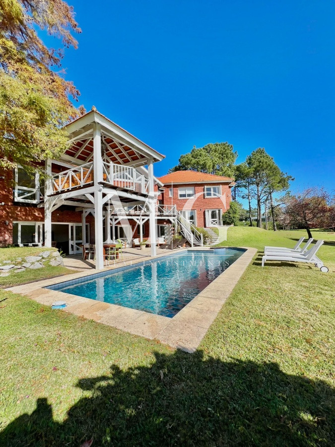 Casa ID.319 - Venta Casa zona Golf, 5 dorm.+ dep.servicio, barbacoa y piscina 
