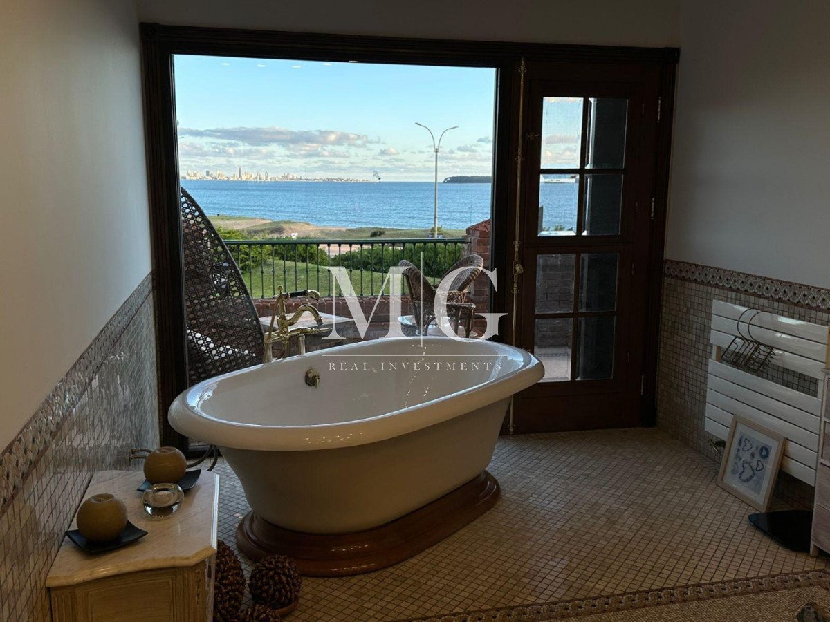 Casa ID.1551 - Exclusiva Mansión Frente al Mar en Playa Mansa - Punta del Este