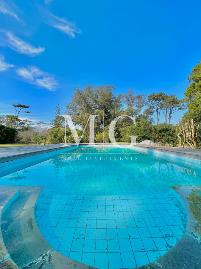 Casa ID.168 - Venta Casa zona Golf 5 dormitorios + dep.servicio, parrillero, piscina