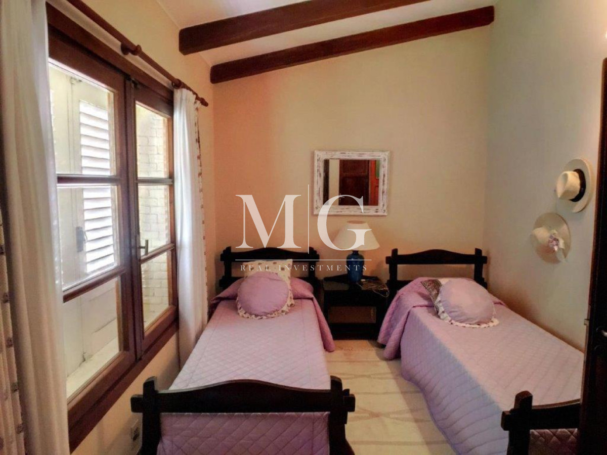 Casa ID.832 - Playa Mansa a 200mt del Mar con proyecto aprobado para altura!