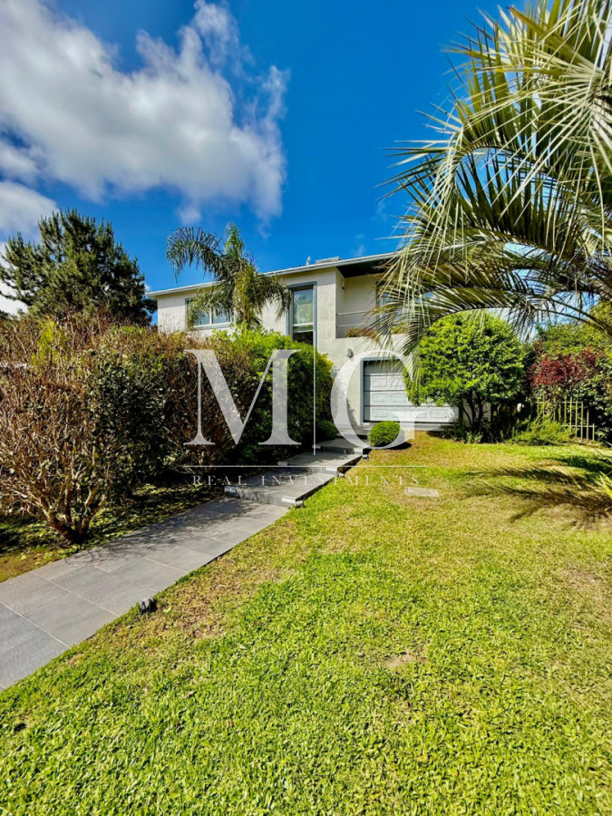 Casa ID.1508 - Chalet Premium con Gran Potencial - Ideal para Clínica, Consultorios u Oficinas