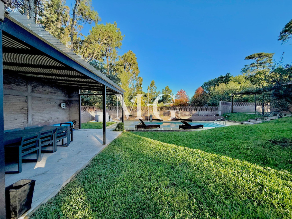 Casa ID.1088 - Excelente Casa a Estrenar Barrio Parque Burnett; 1.059m2 de terreno, piscina, barbacoa