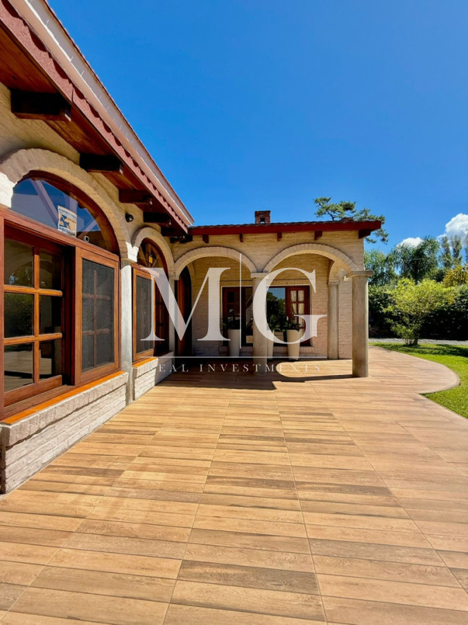 Casa ID.1550 - Excelente propiedad 4 dormitorios, 4 baños, piscina, parrillero, zona Pinares