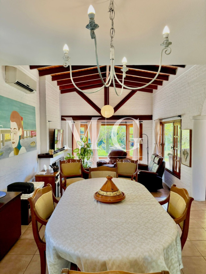 Casa ID.1550 - Excelente propiedad 4 dormitorios, 4 baños, piscina, parrillero, zona Pinares