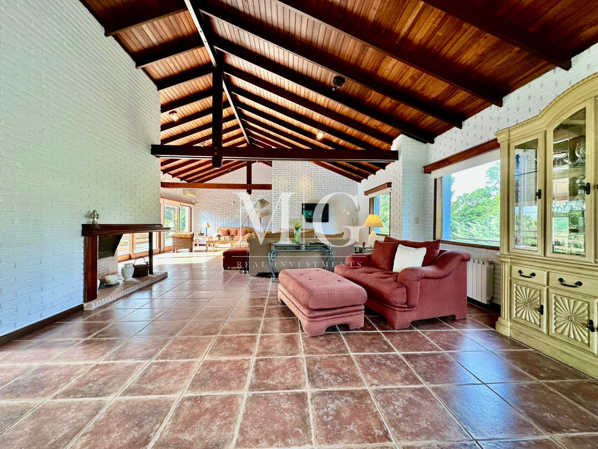 Casa ID.231 - Venta Espectacular Casa sobre Laguna del Diario 
