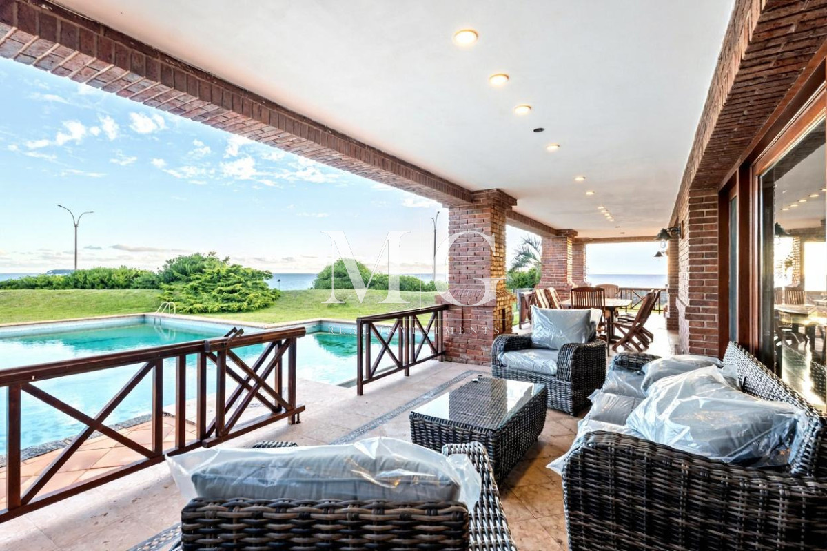 Casa ID.1551 - Exclusiva Mansión Frente al Mar en Playa Mansa - Punta del Este