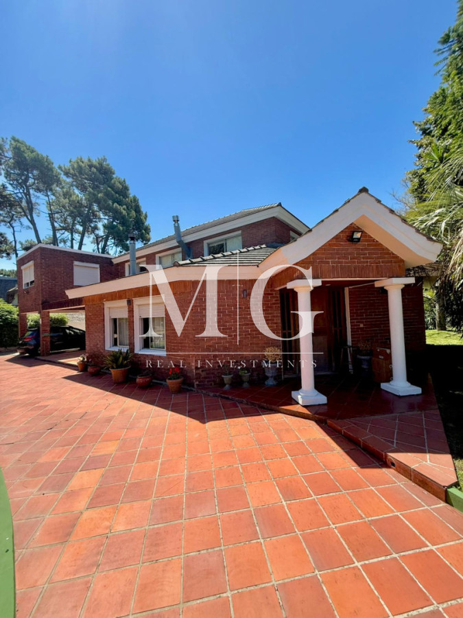 Casa ID.1530 - Excelente propiedad 5 dormitorios en Altos del Pinar, Punta del Este