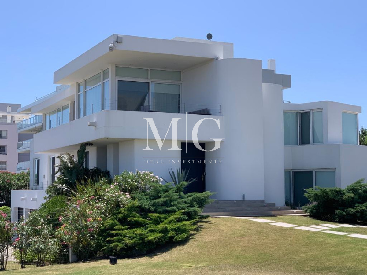 Casa ID.1368 - Alquiler Anual Exclusiva residencia frente al mar primera linea Playa Mansa 