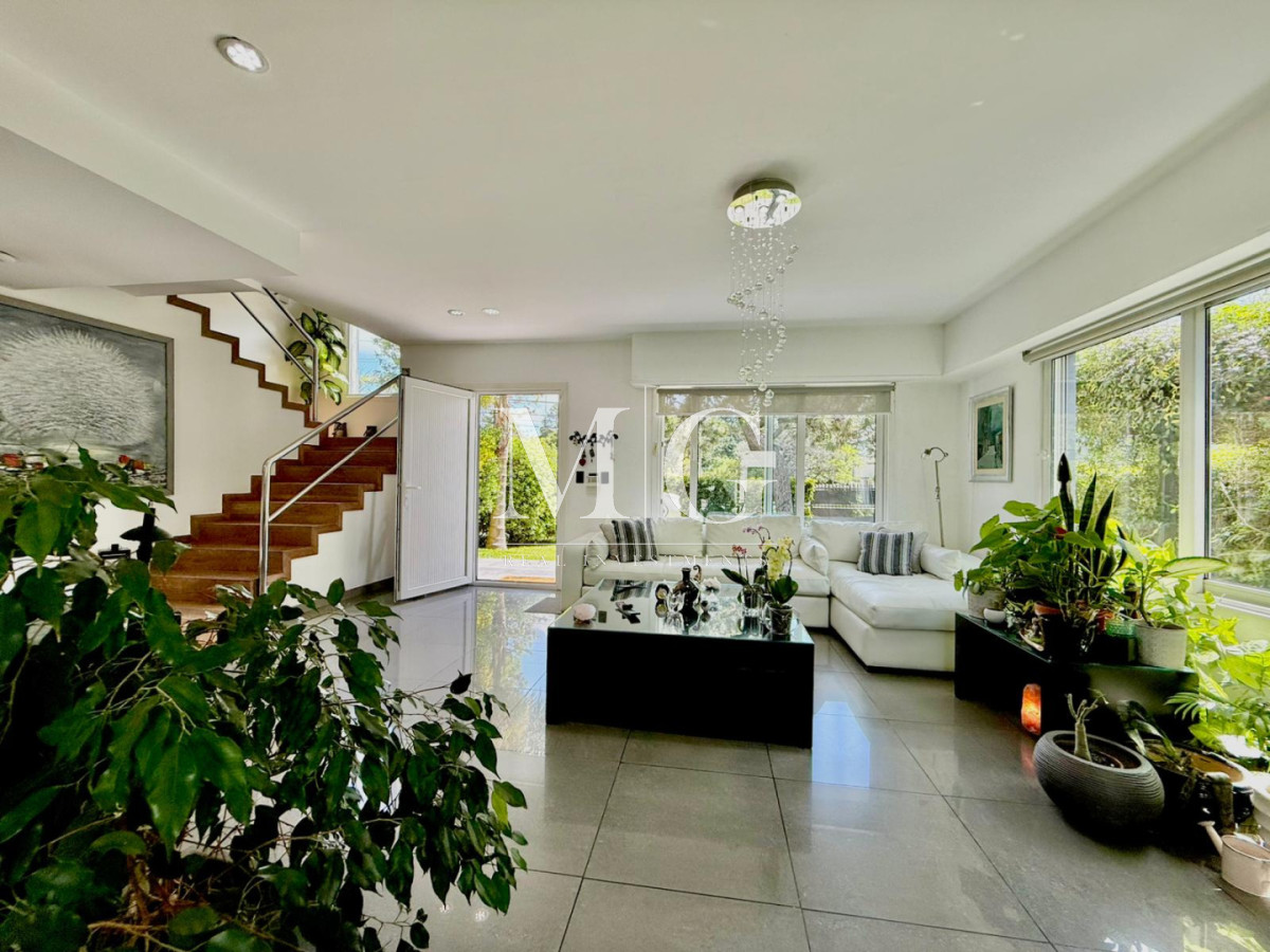 Casa ID.1508 - Chalet Premium con Gran Potencial - Ideal para Clínica, Consultorios u Oficinas