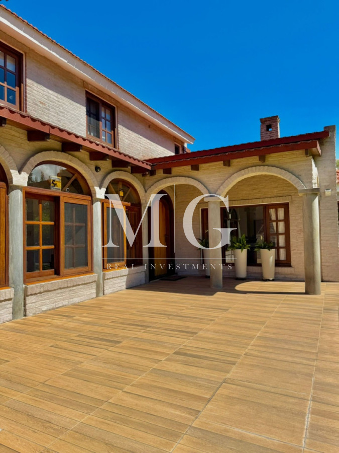 Casa ID.1550 - Excelente propiedad 4 dormitorios, 4 baños, piscina, parrillero, zona Pinares