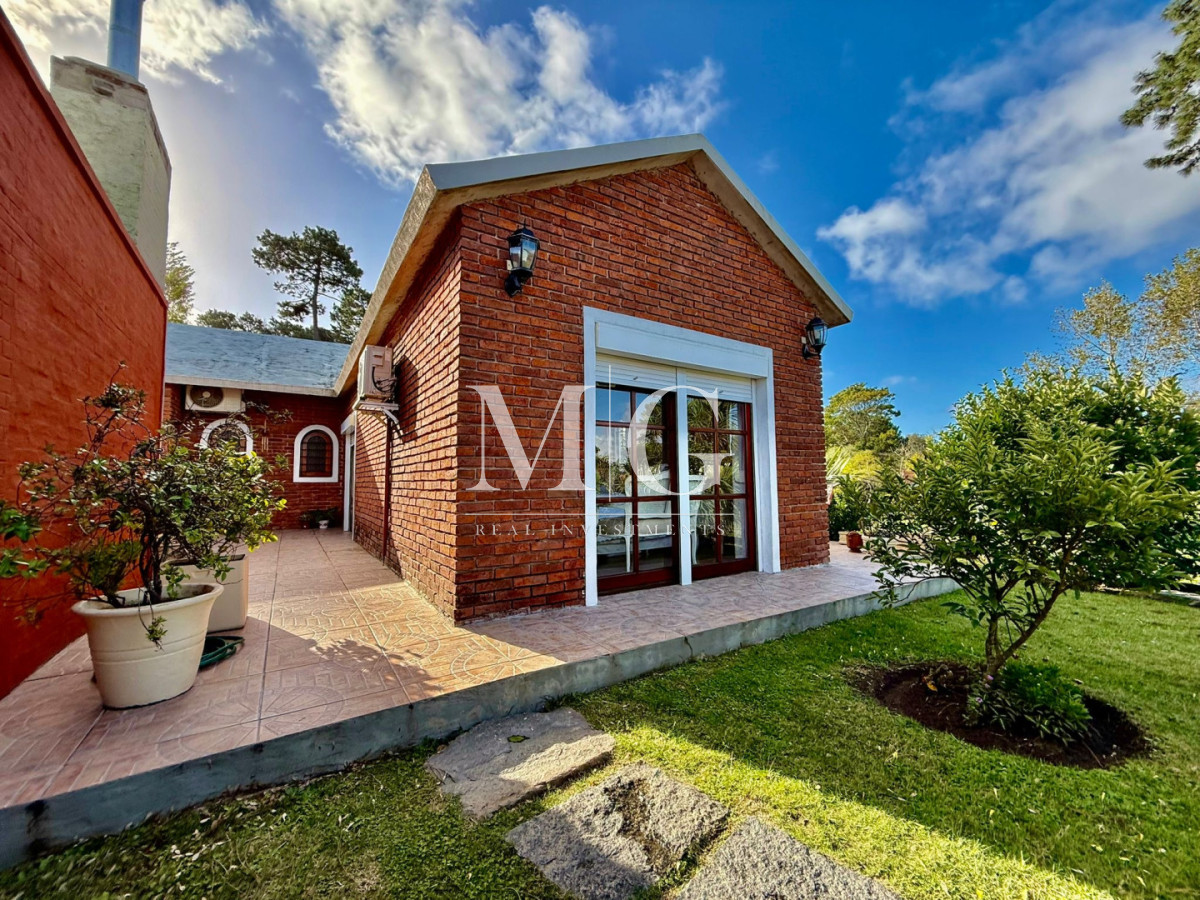 Casa ID.1564 - Hermosa casa en terreno de 450 m² con excelente distribución y potencial de ampliación; Zona Jardines de Cordoba