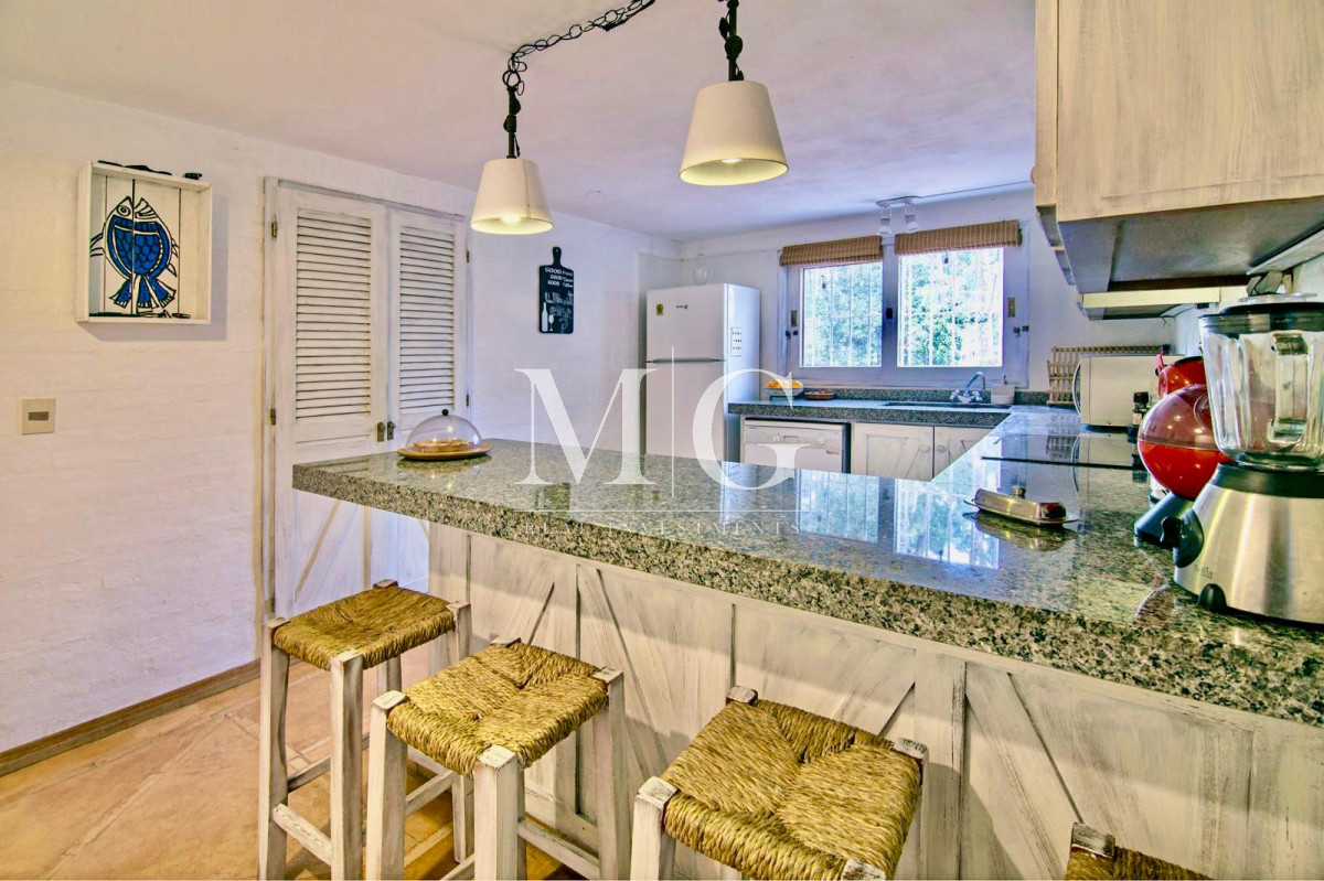Casa ID.1066 - BARRIO PARQUE BURNETT EXCELENTE PROPIEDAD 4.500MT TERRENO