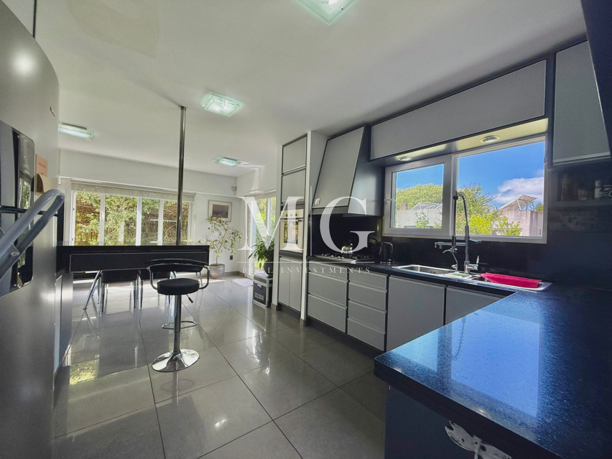 Casa ID.1508 - Chalet Premium con Gran Potencial - Ideal para Clínica, Consultorios u Oficinas