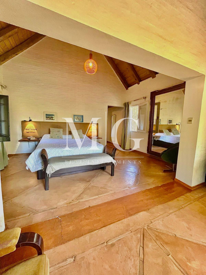 Casa ID.1066 - BARRIO PARQUE BURNETT EXCELENTE PROPIEDAD 4.500MT TERRENO