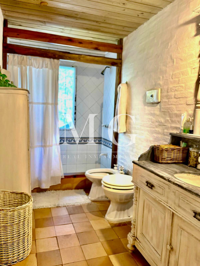 Casa ID.1066 - BARRIO PARQUE BURNETT EXCELENTE PROPIEDAD 4.500MT TERRENO