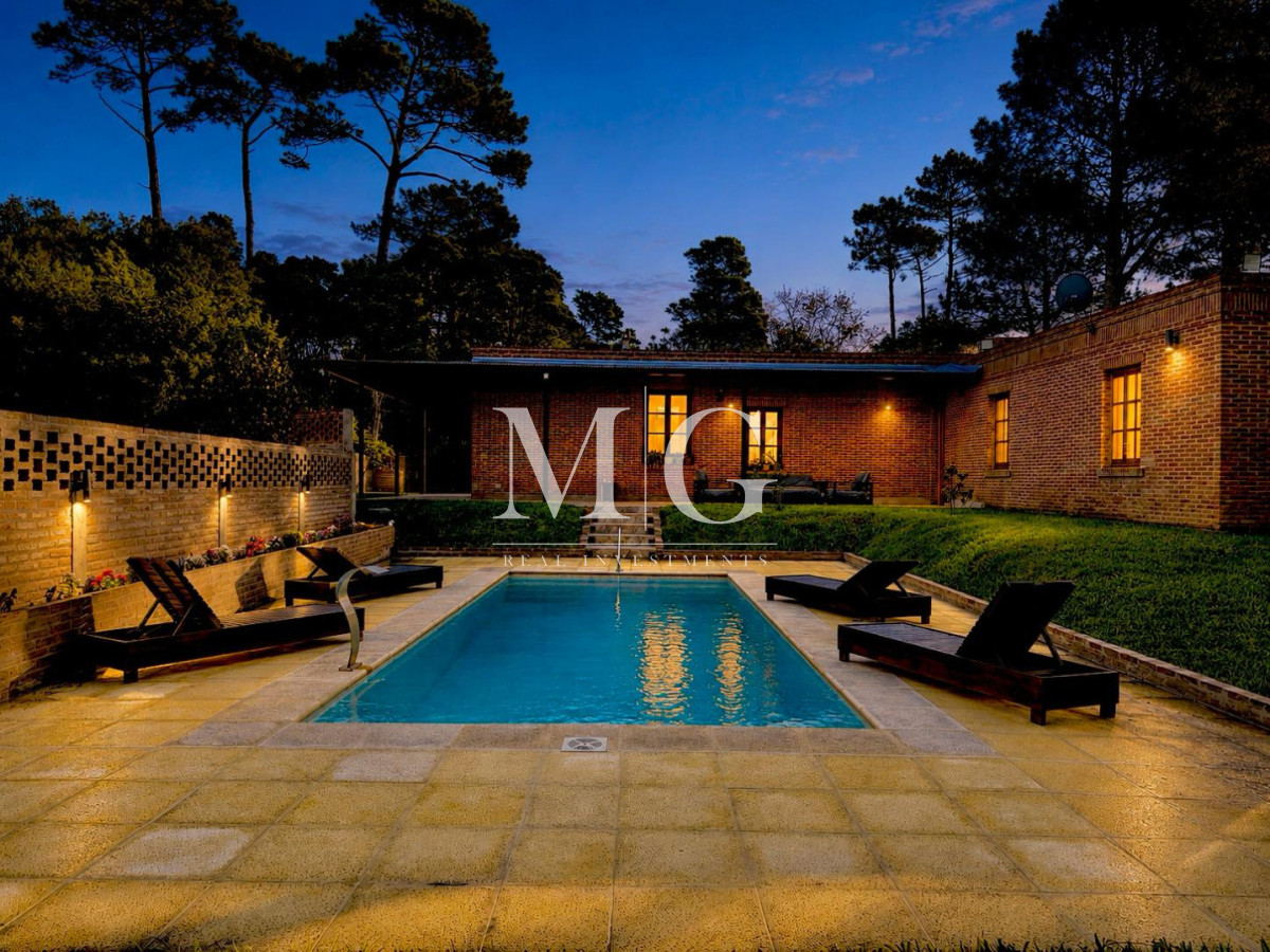 Casa ID.1088 - Excelente Casa a Estrenar Barrio Parque Burnett; 1.059m2 de terreno, piscina, barbacoa