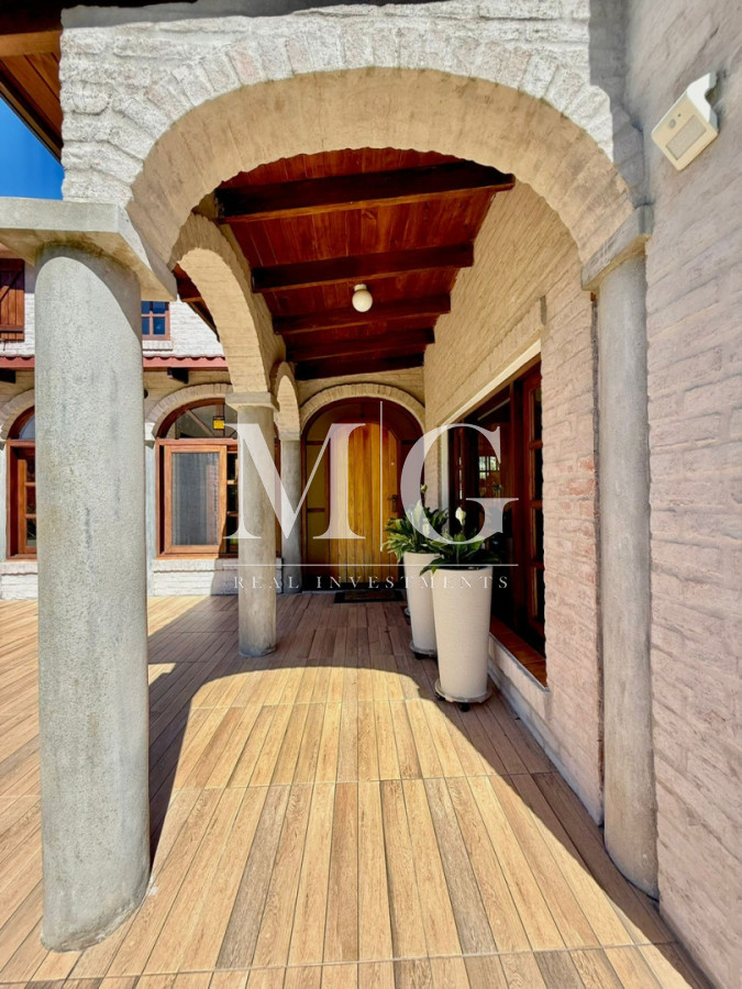 Casa ID.1550 - Excelente propiedad 4 dormitorios, 4 baños, piscina, parrillero, zona Pinares