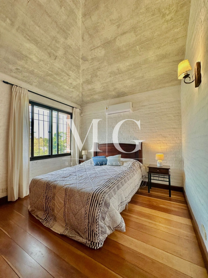 Casa ID.1048 - EXCELENTE PROPIEDAD EN EL EXLUSIVO BARRIO PINARES DE PUNTA DEL ESTE