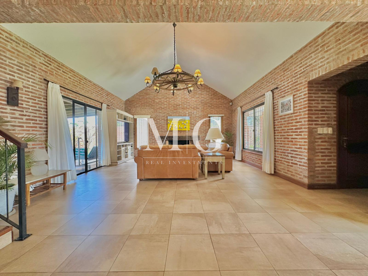 Casa ID.1048 - EXCELENTE PROPIEDAD EN EL EXLUSIVO BARRIO PINARES DE PUNTA DEL ESTE