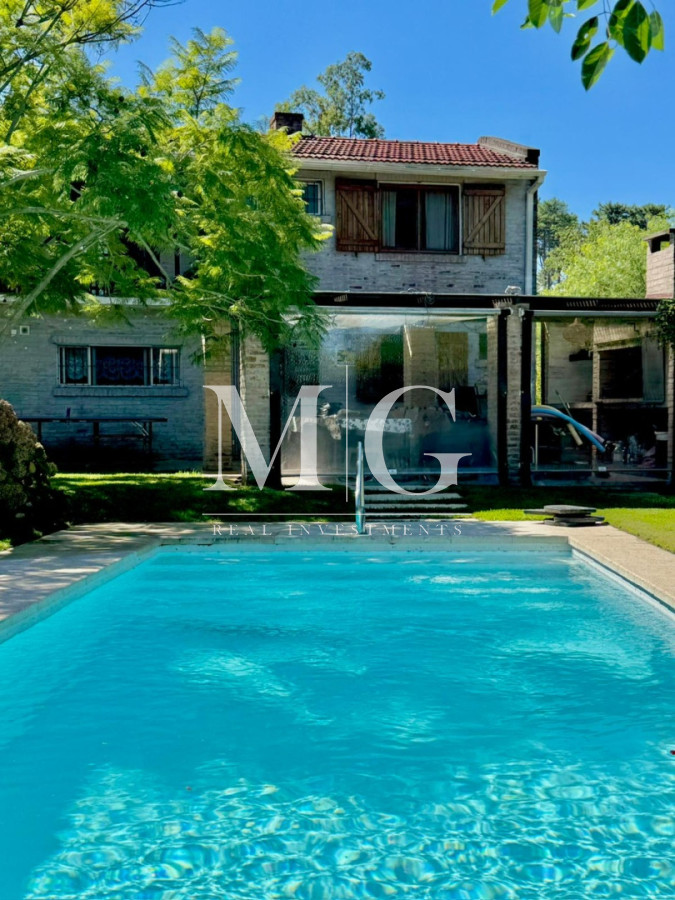 Casa ID.1550 - Excelente propiedad 4 dormitorios, 4 baños, piscina, parrillero, zona Pinares