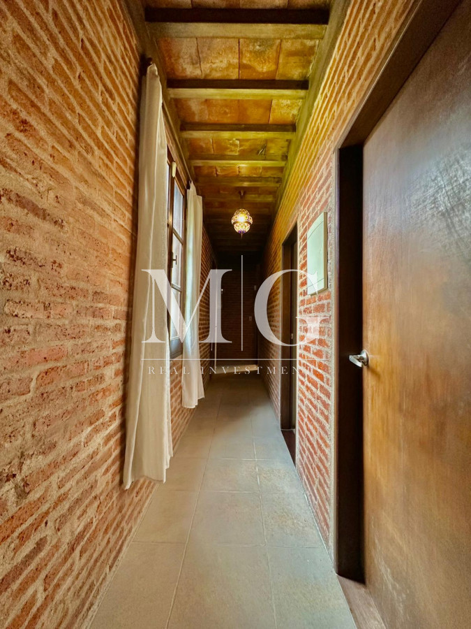 Casa ID.1088 - BARRIO PARQUE BURNETT CASA 5 DORMITORIOS ESTILO CAMPESTRE