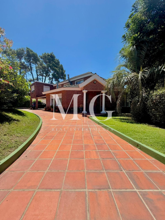 Casa ID.1530 - Excelente propiedad 5 dormitorios en Altos del Pinar, Punta del Este