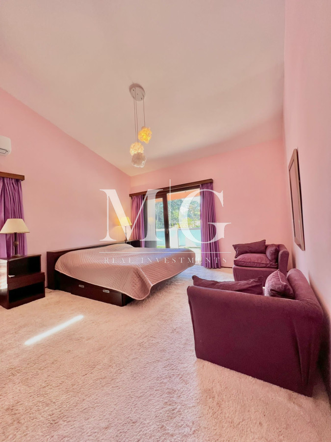 Casa ID.147 - Venta Casa zona Shopping 4 dormitorios + dep.servicio y piscina