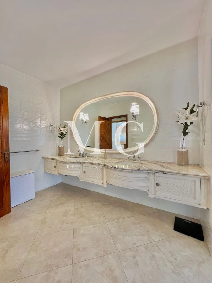 Casa ID.536 - Venta Casa 8 dormitorios, piscina, barbacoa a pasos del Shopping