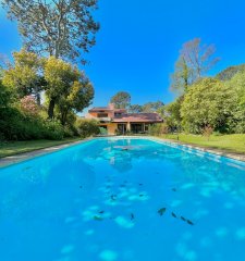 Venta Casa zona Shopping 4 dormitorios + dep.servicio y piscina