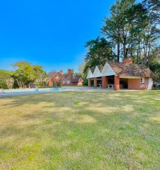 Venta Casa zona Golf 5 dormitorios + dep.servicio, parrillero, piscina