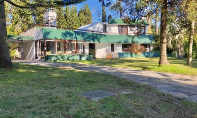 Venta Casa 5 dormitorios, dep. servicio + piscina zona Mansa