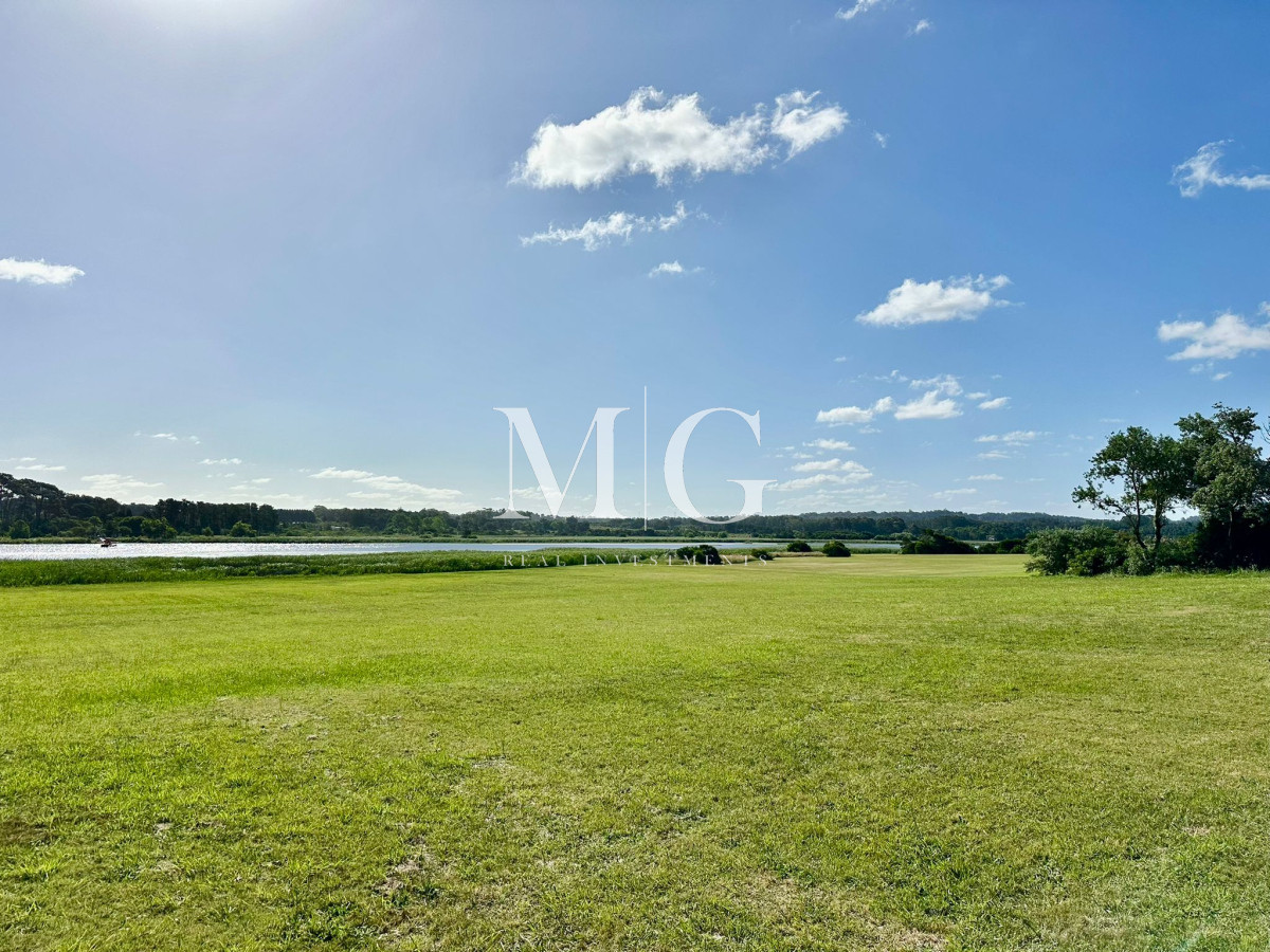 Terreno ID.1096 - TERRENO 2.8HAS LAGUNA DEL DIARIO CON 120MT DE COSTA PROPIA