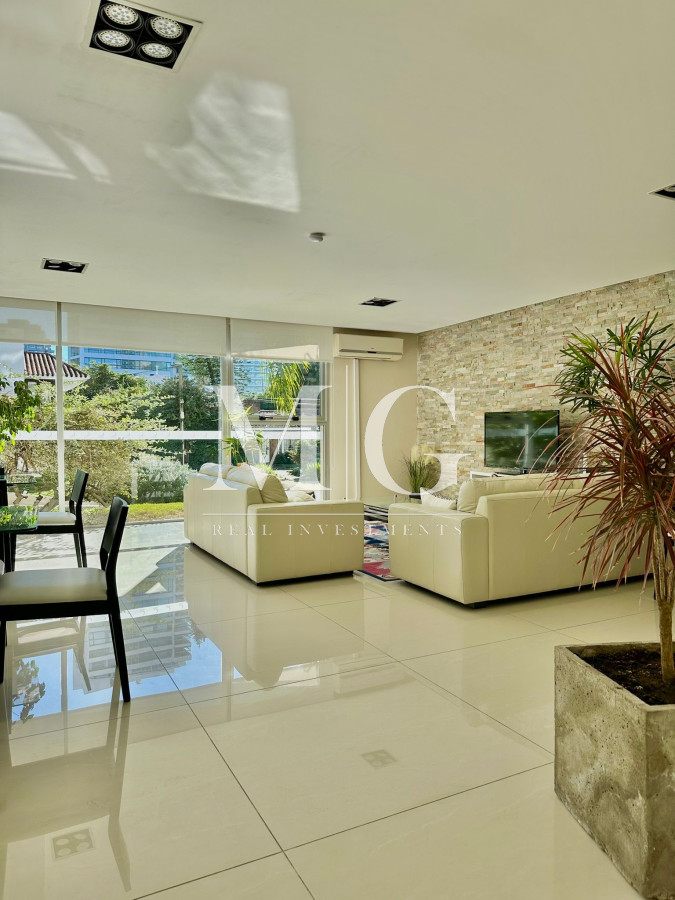 Apartamento ID.1286 - Zona Aidy Grill Playa Brava, 2 dormitorios con cochera. Edificio con servicios!