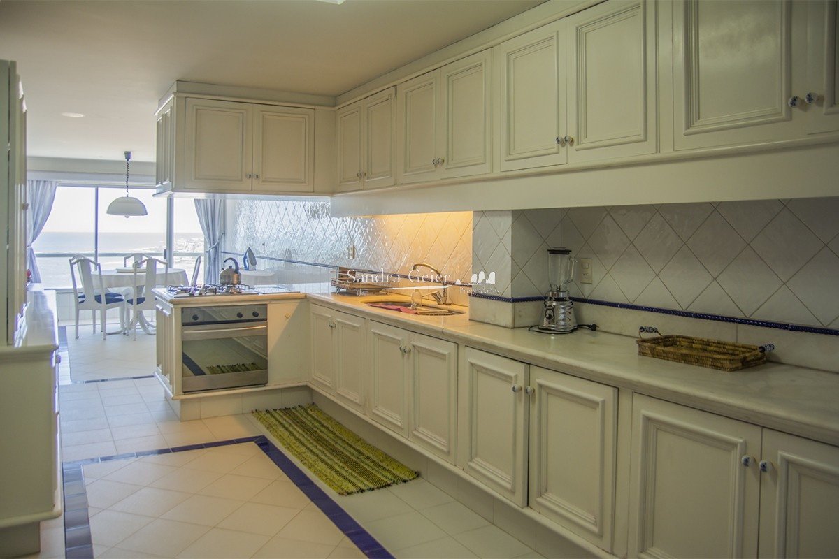 Apartamento ID.1948 - Brava Primera linea venta parada 5 frente al mar 3 garages