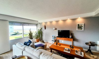 Venta Apartamento reciclado de 3 dormitorios +Dependencia en Playa Brava, Frente al Mar