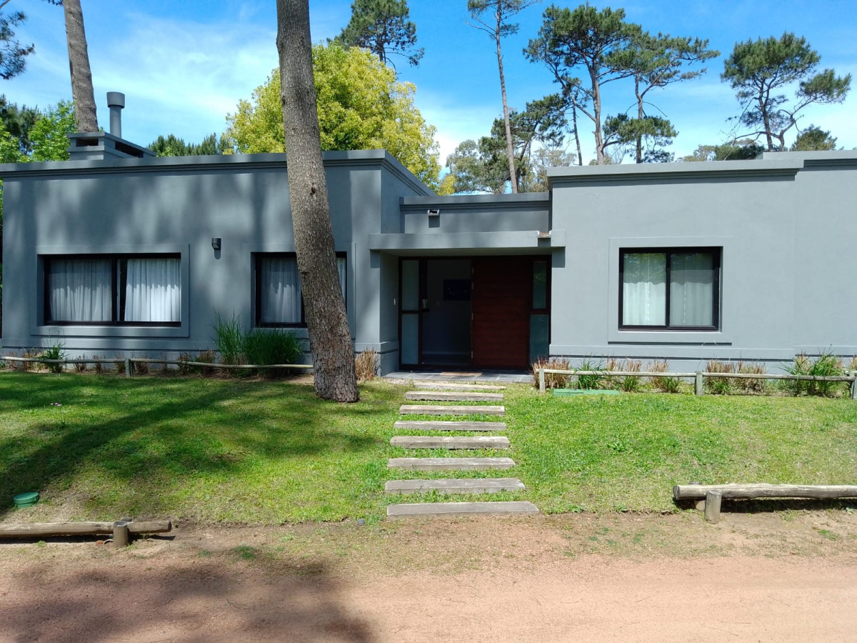 Casa en alquiler anual barrio privado 