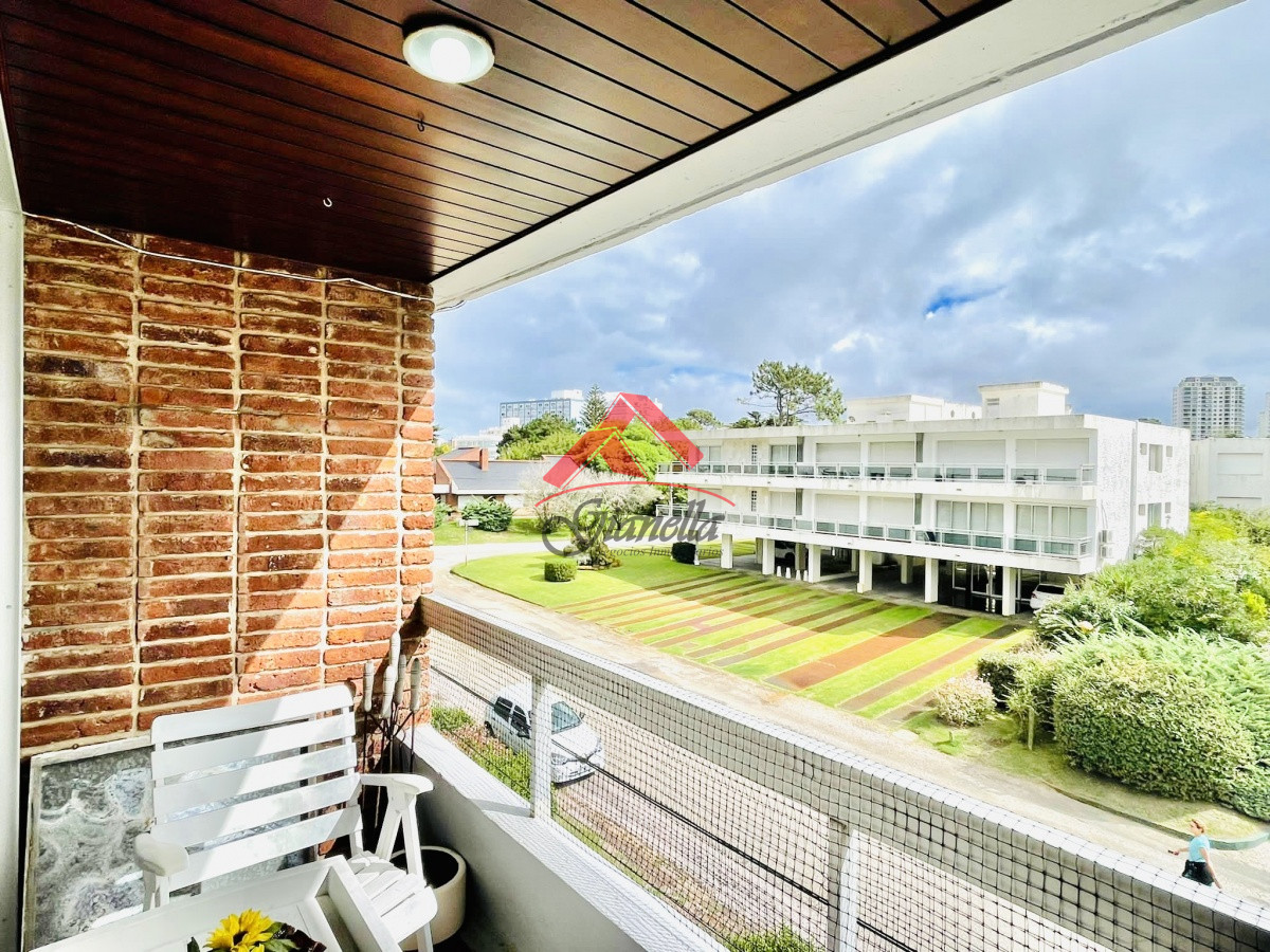 Apartamento ID.2236 - Apartamento de 2 Dormitorios en Aidy Grill a Pocos Metros de Playa Brava - Venta