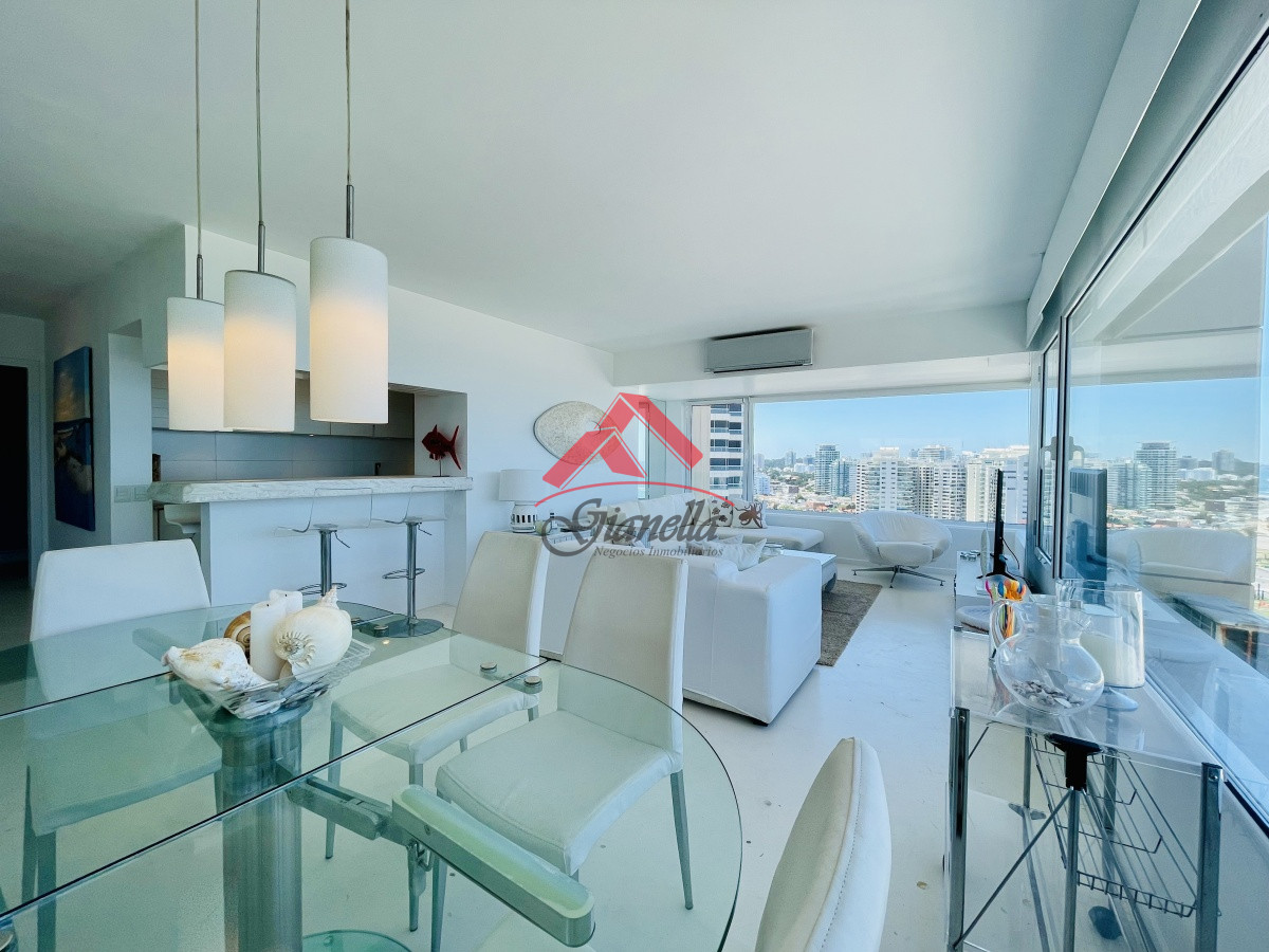 Apartamento ID.1987 - Alquiler temporario de maravilloso departamento piso alto de tres dormitorios, Peninsula, Punta del Este