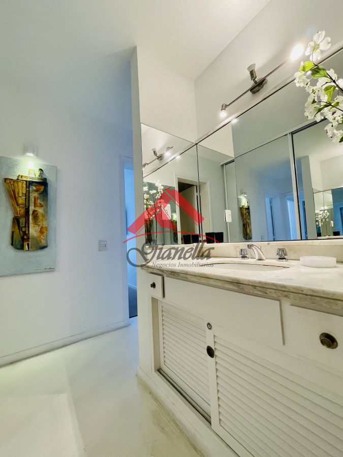 Apartamento ID.1987 - Alquiler temporario de maravilloso departamento piso alto de tres dormitorios, Peninsula, Punta del Este