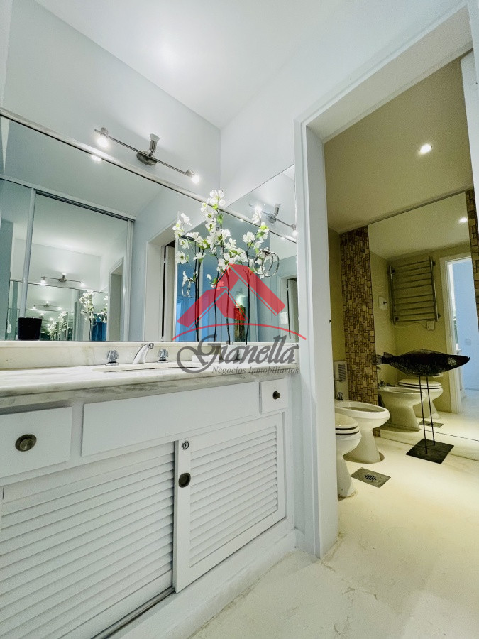 Apartamento ID.1987 - Alquiler temporario de maravilloso departamento piso alto de tres dormitorios, Peninsula, Punta del Este