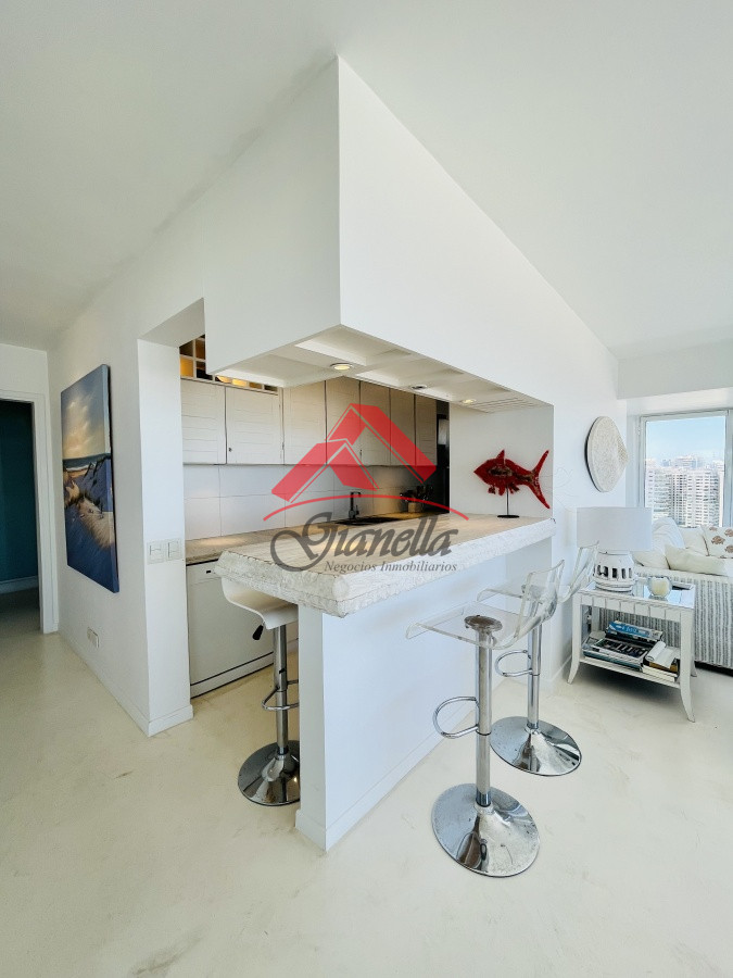 Apartamento ID.1987 - Alquiler temporario de maravilloso departamento piso alto de tres dormitorios, Peninsula, Punta del Este