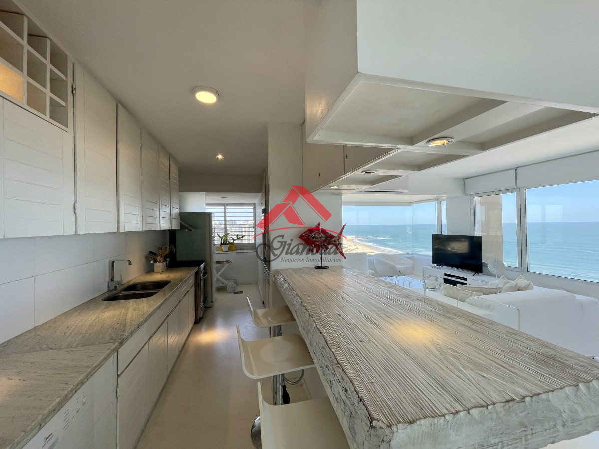 Apartamento ID.1987 - Alquiler temporario de maravilloso departamento piso alto de tres dormitorios, Peninsula, Punta del Este