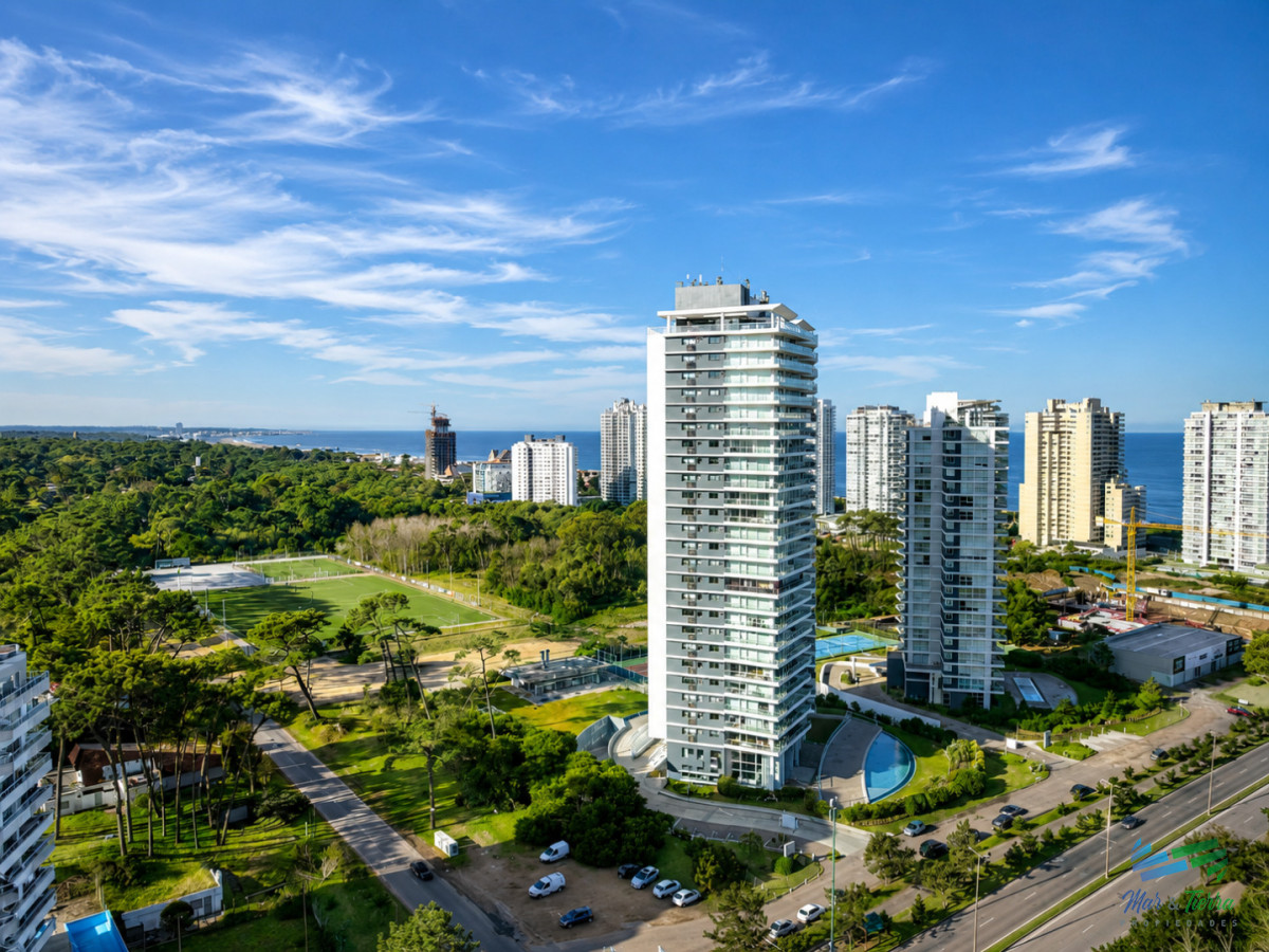 Apartamento ID.5819 - En venta apartamento 3 dormitorios con  muy buenos servicios, Roosevelt, Punta del Este.