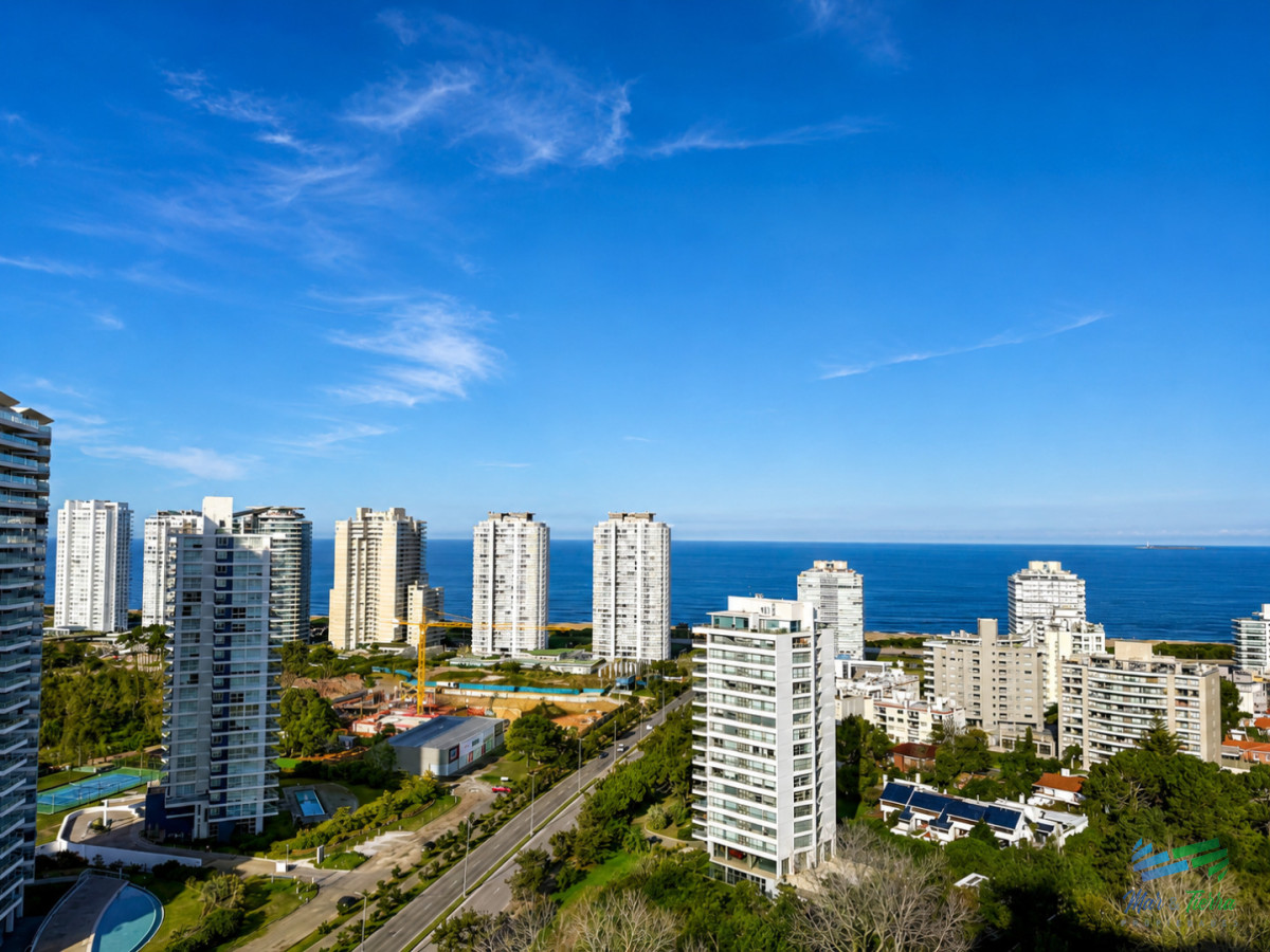 Apartamento ID.5819 - En venta apartamento 3 dormitorios con  muy buenos servicios, Roosevelt, Punta del Este.