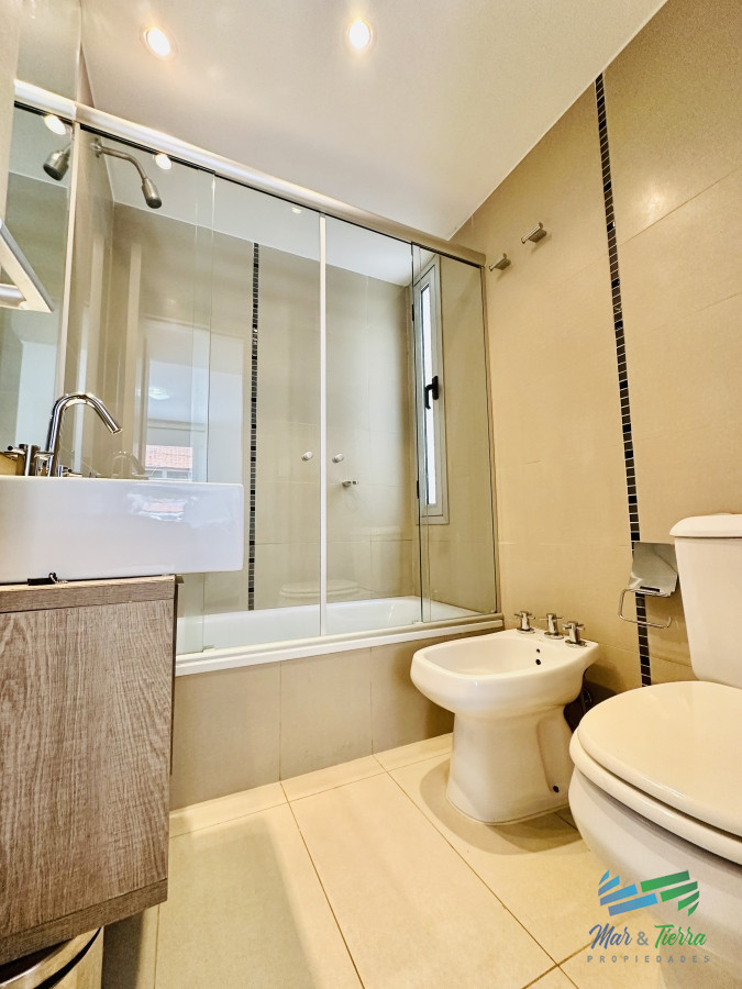 Apartamento ID.5042 - Venta y alquiler temporario de apartamento de 2 dormitorios con 2 baños a pasos del Puerto de Punta del Este