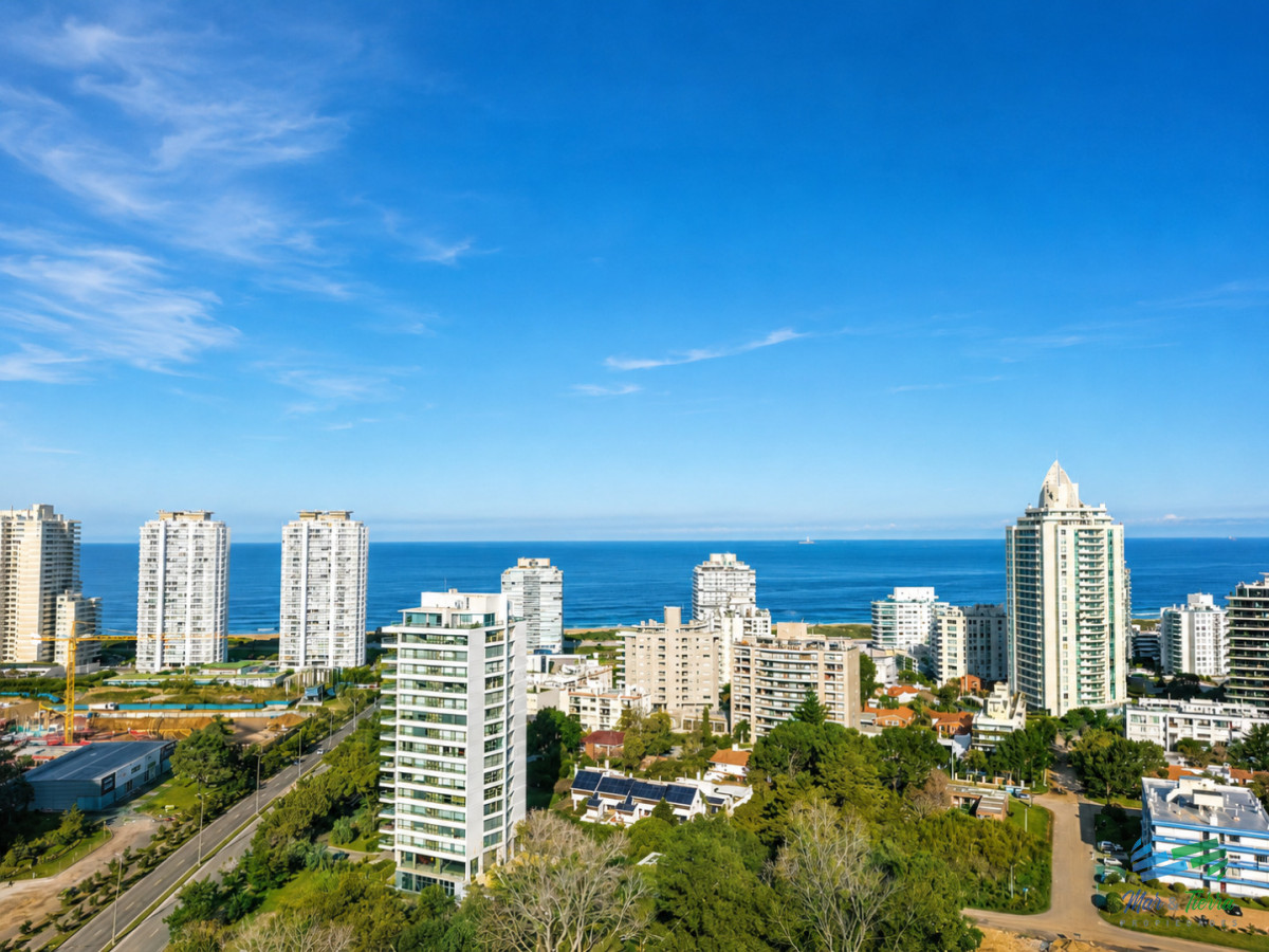 Apartamento ID.5819 - En venta apartamento 3 dormitorios con  muy buenos servicios, Roosevelt, Punta del Este.