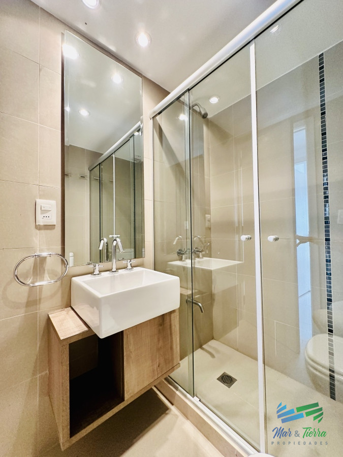 Apartamento ID.5042 - Venta y alquiler temporario de apartamento de 2 dormitorios con 2 baños a pasos del Puerto de Punta del Este