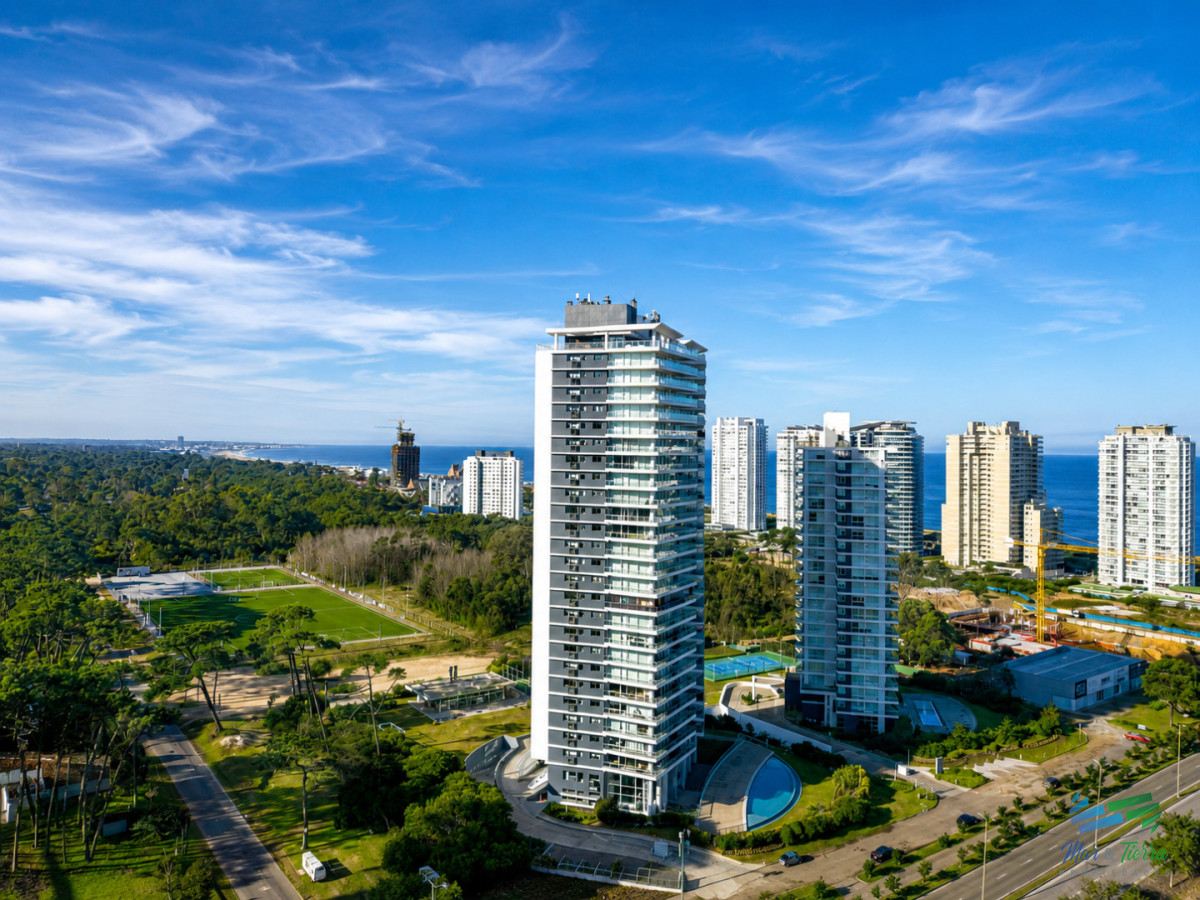 Apartamento ID.5819 - En venta apartamento 3 dormitorios con  muy buenos servicios, Roosevelt, Punta del Este.