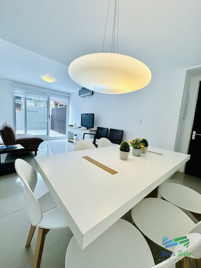 Apartamento ID.5042 - Venta y alquiler temporario de apartamento de 2 dormitorios con 2 baños a pasos del Puerto de Punta del Este