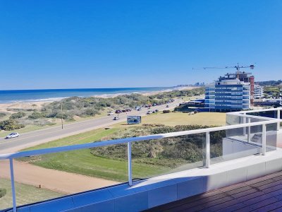 Maravilloso departamento penthouse de 4 suites con barbacoa propia sobre Playa Brava, Punta del Este